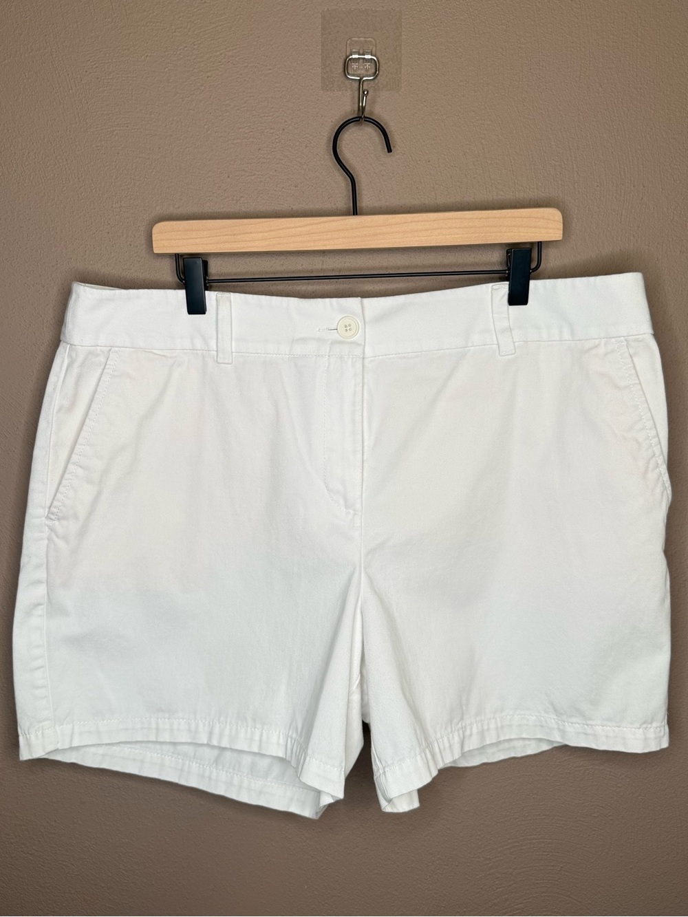 Loft Curvy 6" Shorts Classic White Women's 100% Cotton Chino Shorts Size 16